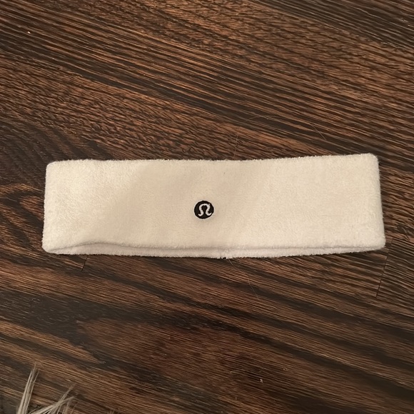 Selling an assortment of lulu lemons head bands and sweat bands. Sold together - Picture 3 of 5